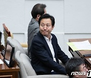 시의회 방청석 바라보는 오세훈 서울시장