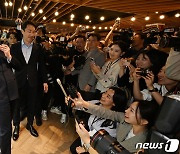 정용진 부회장 '많이 오셨네요'