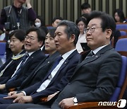 박광온 원내대표 발언 듣는 이재명 대표와 최고위원들