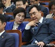 전혜숙 의원과 대화하는 윤관석 의원