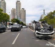 대낮에 만취 운전하다 추돌사고낸 20대…차량 전복되고 병원行