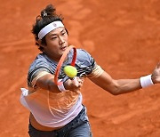 ATP 1000 ‘중국인 돌풍’...세계 99위 장지젠, 10위 프리츠 꺾고 8강행 [마드리드오픈]