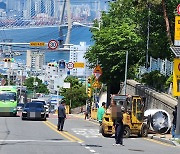 1.7t 실뭉치 사고후...부산 초등학교 비탈길 통학로에 ‘안전지킴이’ 배치