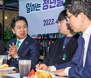 문재인·윤석열 정부 출범 기여한 '스윙보터' 2030세대