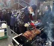 '이슬람사원 반대' 주민들, 대구 북구청 앞 '삼겹살 시위'