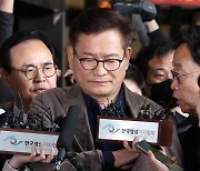 檢 로비서 발 돌린 송영길 “날 소환 않고 주변사람 괴롭혀”