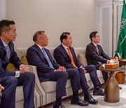 Saudi prince meets with Korean tycoons of tech, ships, plants, entertainment