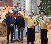 부산교육청 학교 담장 허물고 통학로 확장 추진