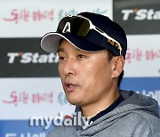 [MD포토] 이승엽 감독 '오늘 승리로 위닝시리즈 해야죠'