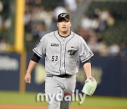 [MD포토] 김민우 '6이닝 1실점, 제몫 해낸 한화 토종 에이스'