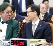 대화하는 방문규 국무조정실장-김상협 위원장