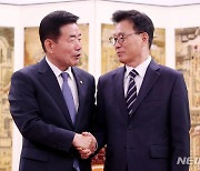 박광온 원내대표, 김진표 의장 예방