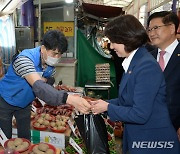 울산 대송시장을 방문한 이영장관