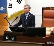 의사봉 두드리는 서울시의회 김현기 의장