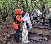 제주 한라산 탐방 중 폭우에 저체온증 호소