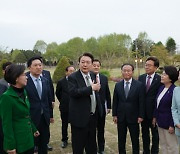 "윤 대통령, '文 혼밥' 언급하며 외교·국방·경제 모두 '실패한 정부'"