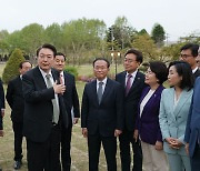 윤 대통령, 여 지도부 만찬서 문 전 대통령 중국 방문 당시 '혼밥'에 "외교적 결례"