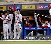 에레디아의 역전포에 SSG는 축제 분위기! [포토]