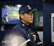 경기 지켜보는 이승엽 감독[스경포토]