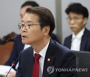 노동 정책 당정간담회에서 발언하는 이정식 고용노동부 장관