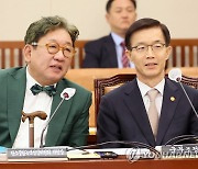 대화하는 김상협 탄소중립녹색성장위원장과 방문규 국무조정 실장