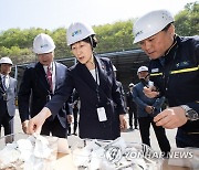 재활용 공정 현장 시찰하는 한화진 환경부 장관