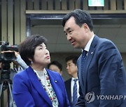 전혜숙 의원과 대화하는 윤관석 의원