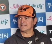 인터뷰하는 카를로스 수베로 감독