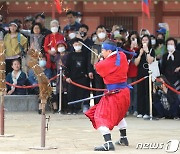 '단칼에 베어지는 볏단'