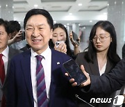 태영호 최고위원 관련 질문 받는 김기현 대표