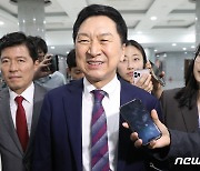 김기현 대표, 태영호 최고위원 관련 질문에 미소만