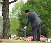 기념식수 삽 뜨는 윤 대통령