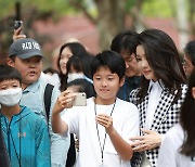 어린이들과 셀카 찍는 김건희 여사