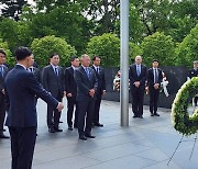 정의선 현대차그룹  회장, 美 한국전 참전용사 기념비 찾아 참배