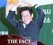 이재명 '어린이날 앞두고 아이들에게 하트' [포토]