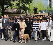 아이들과 대형열쇠 누르자 열린 용산정원... 尹, 직접 가이드 나섰다