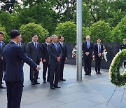 정의선 회장, 현대차그룹 경영진과 美 한국전 참전용사 기념비 참배