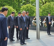 정의선 회장, 대통령 美 순방 중 한국전 참전용사 기념비 참배