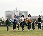 “집무실 앞마당 어린이에 내주겠다” 용산시대 1호 약속 지켜