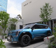 첫 전기차 SUV 기아 EV9…운전자가 직접 업뎃 ‘바퀴 달린 스마트폰’