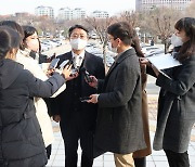 법원 “공수처, ‘이성윤 수사팀’ 압수수색 영장 공개하라”