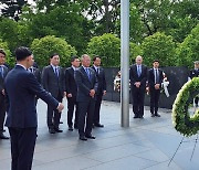 정의선 현대차그룹 회장, 사장단과 美 한국전 참전용사 기념비 참배