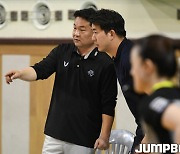 [JB포토] 김우겸 코치와 대화 나누는 한양대 정재훈 감독