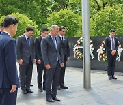 정의선 회장, 美서 한국전 참전용사 기념비 찾아 참배