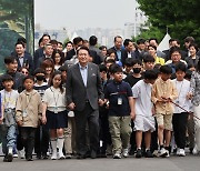 尹, 아이들 손잡고 '용산어린이정원' 입장…"취임 때 마음 되새겨"