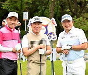 61세 김종덕 ‘파5홀 2온’ 버디 … 68세 최상호는 ‘칩인 버디’에 ‘탭인 버디’