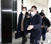 검찰 이성윤 수사팀, 공수처 상대 '압색기록 공개소송' 일부 승소