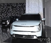 [머니S포토] 국내 최초 3열 대형 전동화 SUV 'EV9'