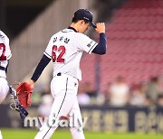 [MD포토] 최악의 피칭으로 고개숙인 김유성