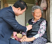 거제시의회, 어버이날 맞아 100세 이상 어르신 카네이션 달아드려